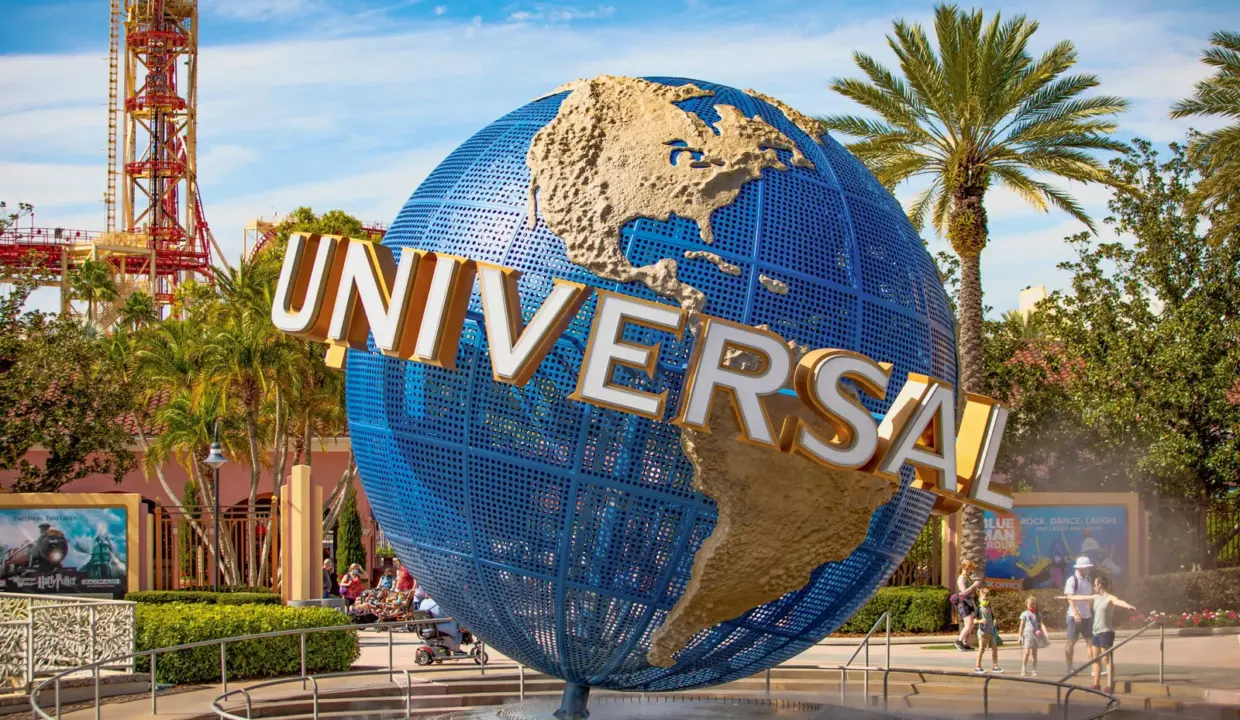 Universal-Studios-logo-globe-fountain-monument-Orlando-Florida